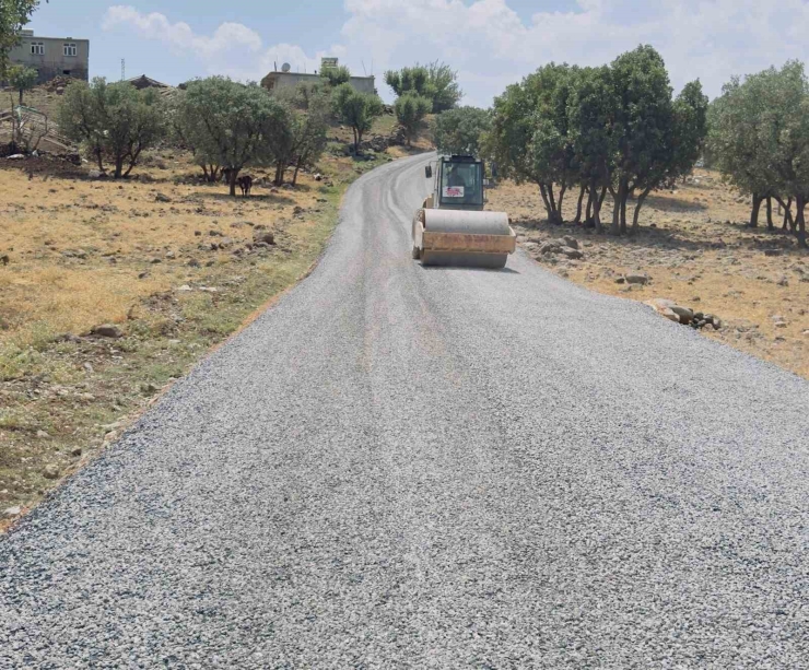 Diyarbakır’da Kırsal Mahallelerde Yol Yapım Çalışmaları Devam Ediyor