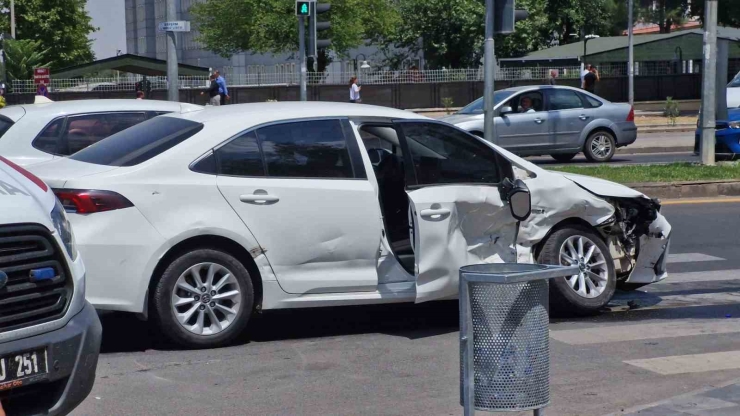 Diyarbakır’da İki Otomobil Çarpıştı: 2 Hafif Yaralı