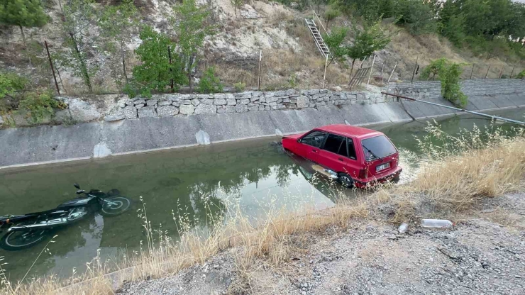 Yol Verme Kavgası Sonrası Yaşanan Kazada Araçlar Sulama Kanalına Uçtu