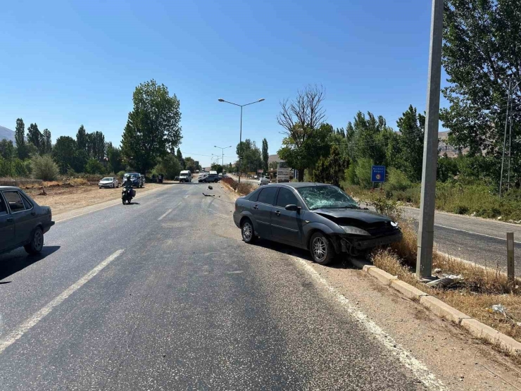 Malatya’da 2 Otomobil Çarpıştı: 3 Yaralı