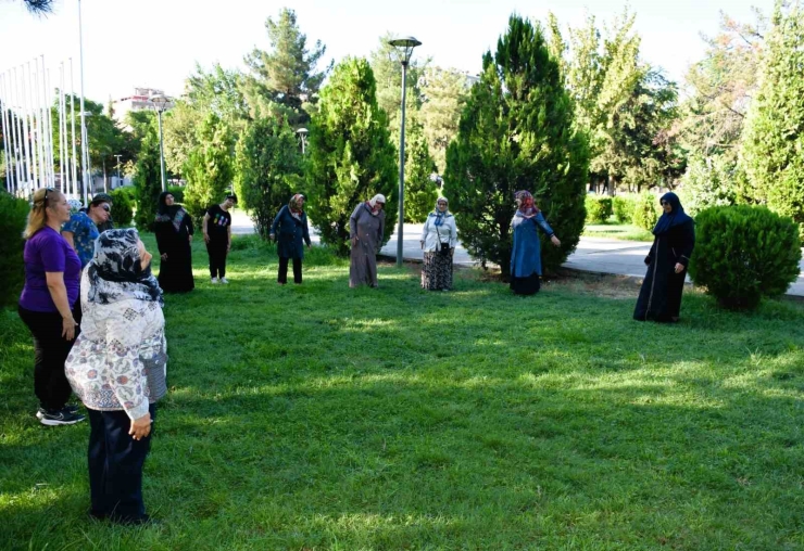 Diyarbakır’da Parklarda Eğitmenler Eşliğinde ’sabah Sporları’ Yapılıyor