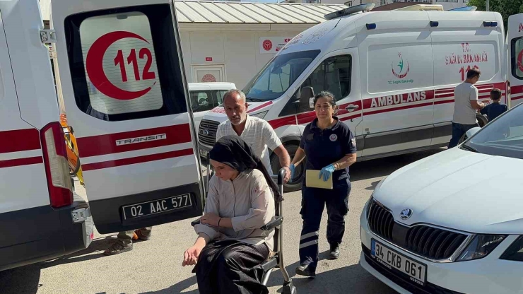 Adıyaman’da İşçileri Taşıyan 2 Minibüs Çarpıştı: 13 Yaralı