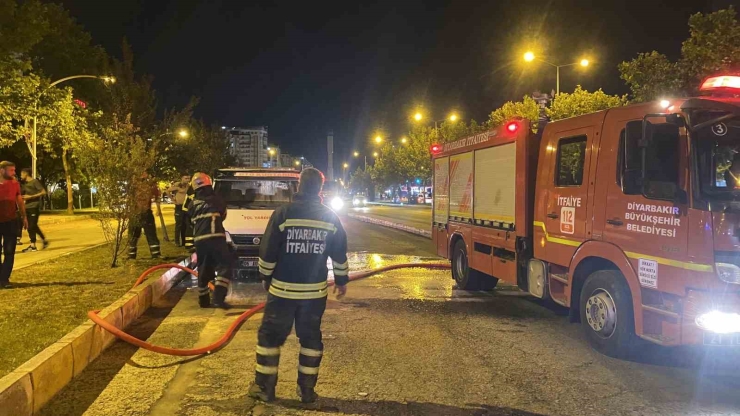 Diyarbakır’da Park Halindeki Çekicide Çıkan Yangın Büyümeden Söndürüldü