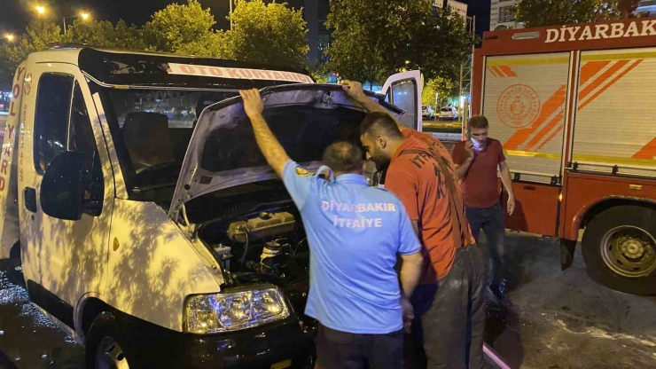 Diyarbakır’da Park Halindeki Çekicide Çıkan Yangın Büyümeden Söndürüldü