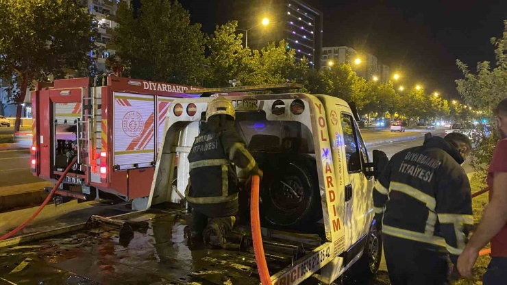 Diyarbakır’da Park Halindeki Çekicide Çıkan Yangın Büyümeden Söndürüldü