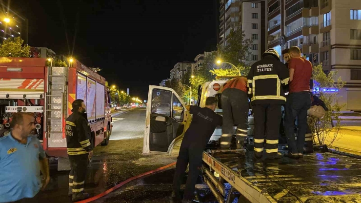 Diyarbakır’da Park Halindeki Çekicide Çıkan Yangın Büyümeden Söndürüldü