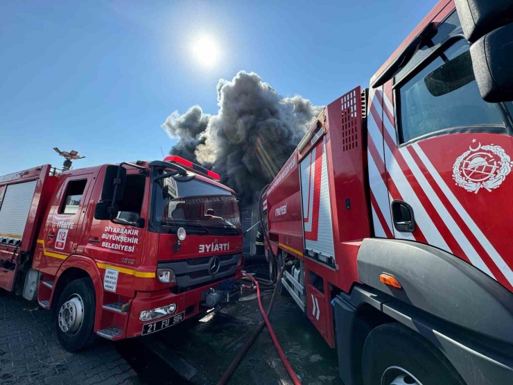 Diyarbakır’da 3. Sanayi Sitesi’nde Çıkan Yangına Müdahale Çalışmaları Devam Ediyor