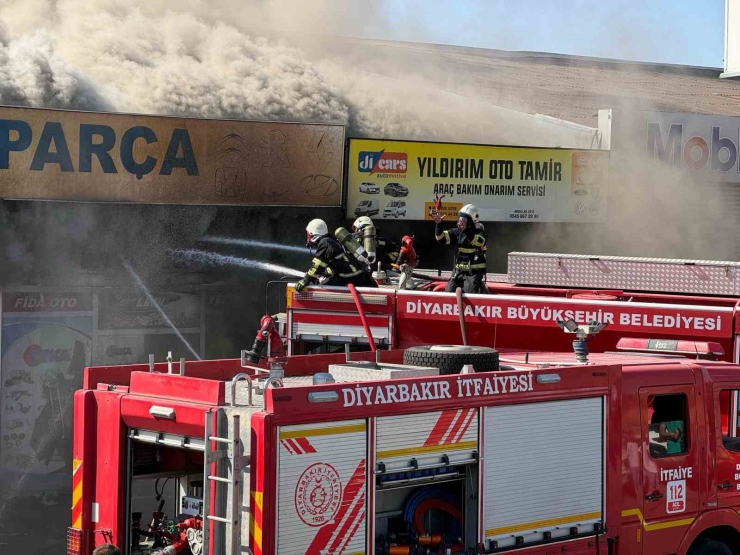 Diyarbakır’da 3. Sanayi Sitesi’nde Çıkan Yangına Müdahale Çalışmaları Devam Ediyor