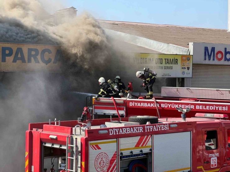 Diyarbakır’da 3. Sanayi Sitesi’nde Çıkan Yangına Müdahale Çalışmaları Devam Ediyor