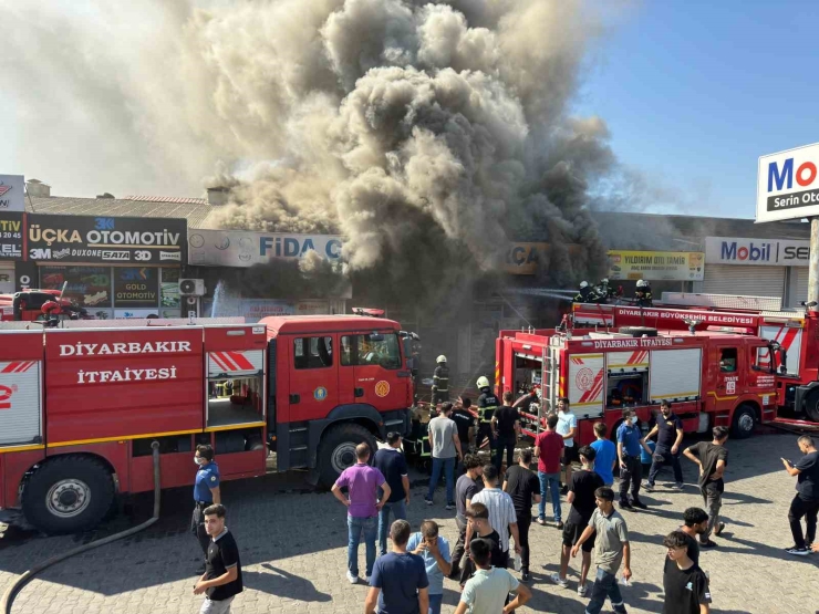 Diyarbakır’da 3. Sanayi Sitesi’nde Çıkan Yangına Müdahale Çalışmaları Devam Ediyor