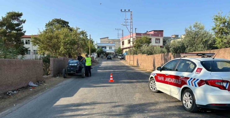 Gaziantep’te İşçileri Taşıyan Araç Ve Traktör Sürücüleri Denetlendi