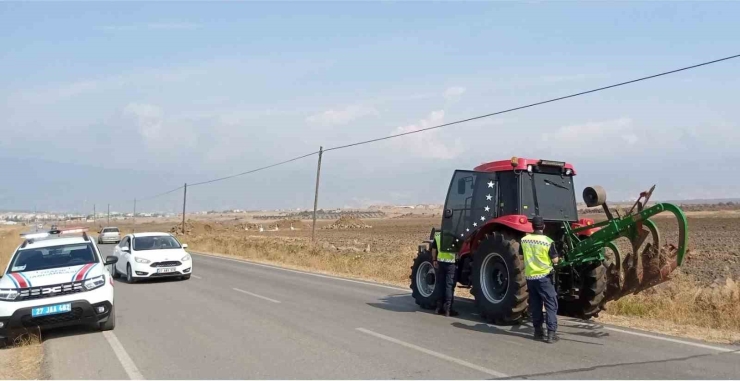 Gaziantep’te İşçileri Taşıyan Araç Ve Traktör Sürücüleri Denetlendi