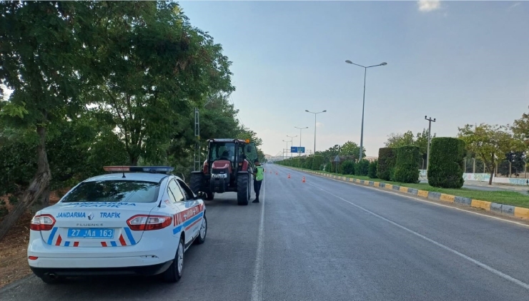 Gaziantep’te İşçileri Taşıyan Araç Ve Traktör Sürücüleri Denetlendi