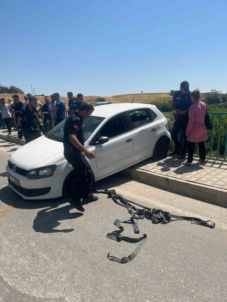 Köprüde Asılı Kalan Otomobil Düşmesin Diye Üzerine Çıktılar