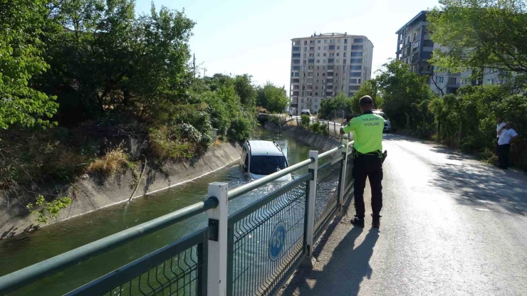 Sulama Kanalına Uçan Araçtan Burnu Bile Kanamadan Çıktı