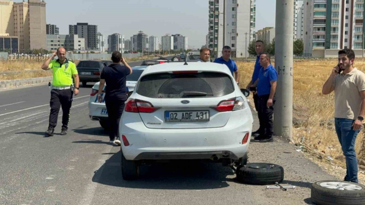 Diyarbakır’da 3 Aracın Karıştığı Zincirleme Kazada 4 Kişi Yaralandı