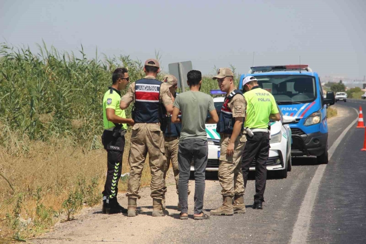 Kanala Devrilen Kamyonetin Sürücüsü Yaralandı