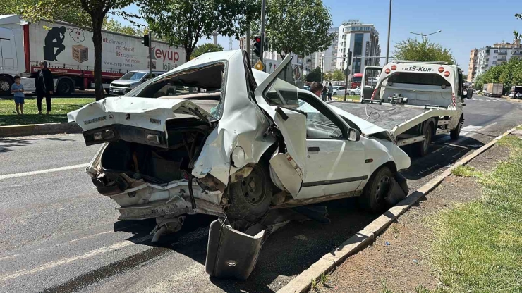 Şanlıurfa’da Kırmızı Işıkta Bekleyen Araçlara Tır Çarptı: 3 Yaralı