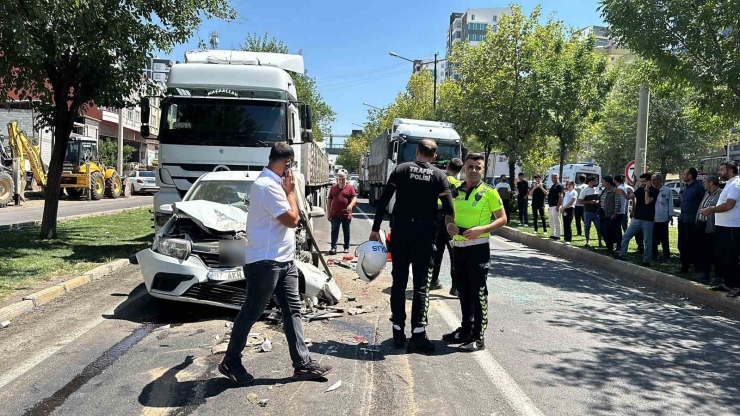 Şanlıurfa’da Kırmızı Işıkta Bekleyen Araçlara Tır Çarptı: 3 Yaralı