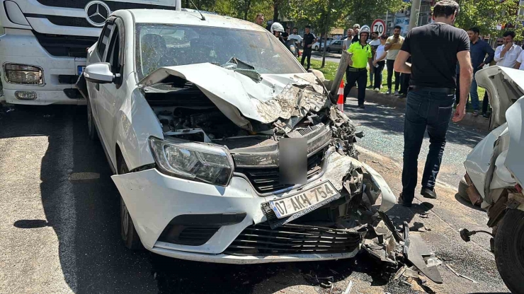 Şanlıurfa’da Kırmızı Işıkta Bekleyen Araçlara Tır Çarptı: 3 Yaralı