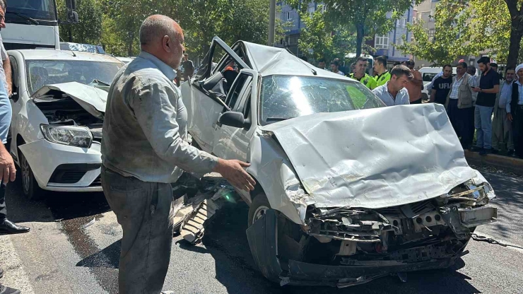 Şanlıurfa’da Kırmızı Işıkta Bekleyen Araçlara Tır Çarptı: 3 Yaralı