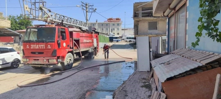 Gölbaşı İlçesinde Yollar Yıkanıyor