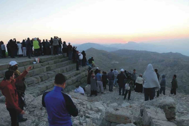 Güneşin Doğuşunu Meditasyon Yaparak İzlediler