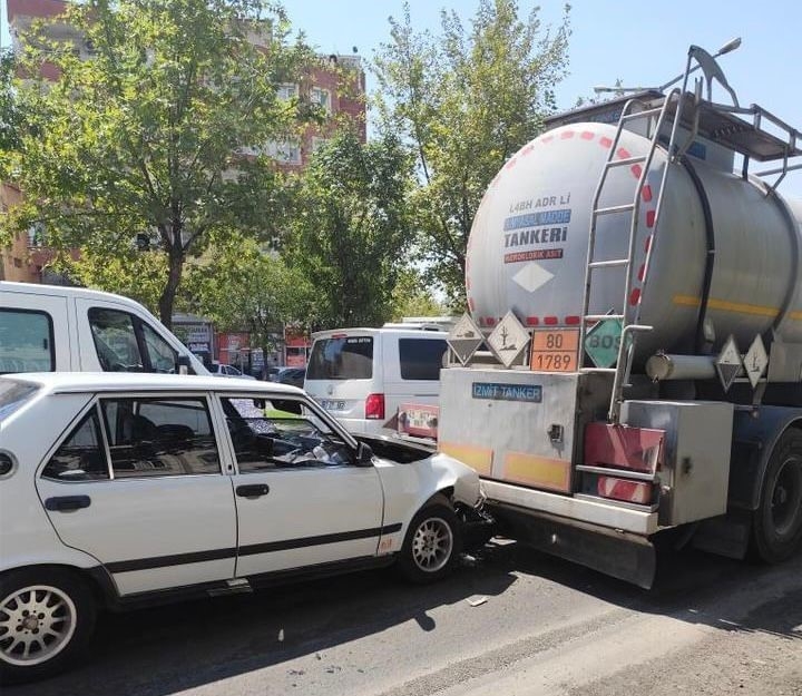 Siverek’te Işıklarda Bekleyen Tıra, Otomobil Çarptı: 2 Yaralı