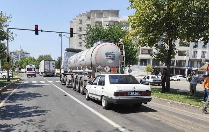 Siverek’te Işıklarda Bekleyen Tıra, Otomobil Çarptı: 2 Yaralı