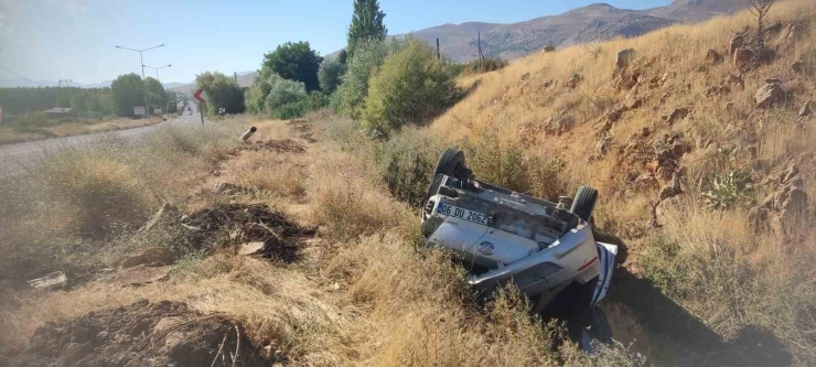 Malatya’da Otomobil Şarampole Devrildi