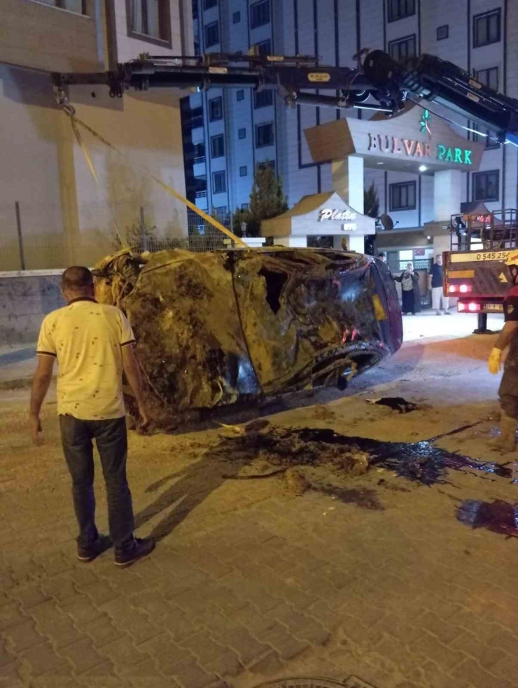 Şanlıurfa’da Otomobil İnşaat Çukuruna Düştü: 3 Yaralı