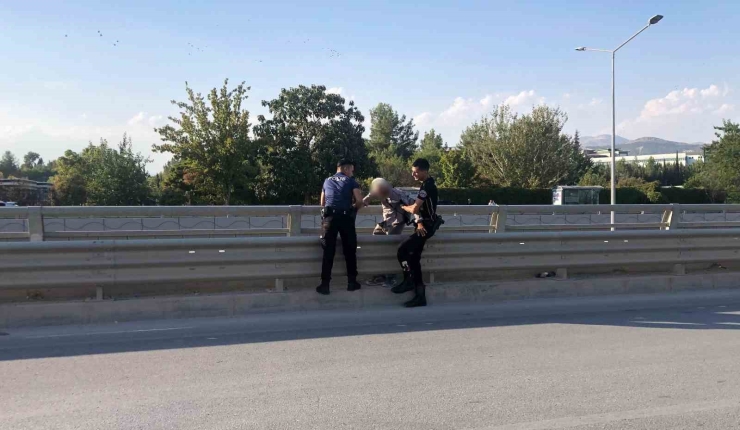 Üst Geçitten Atlamak İsterken Polis Yakaladı