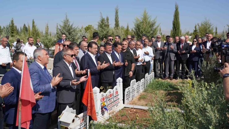 İbb Başkanı İmamoğlu Deprem Şehitliğini Ziyaret Etti