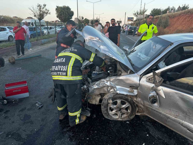 Adıyaman’da 2 Otomobil Çarpıştı: 2 Yaralı