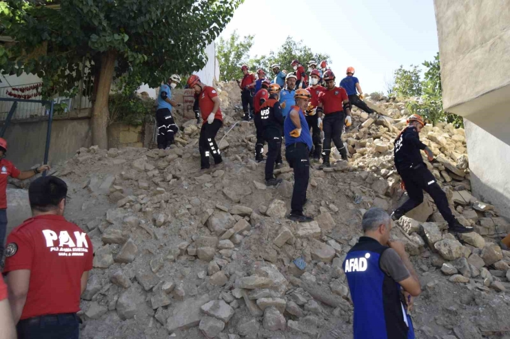 Dicle İlçesinde 61 Personelle Gerçeği Aratmayan Deprem Tatbikatı