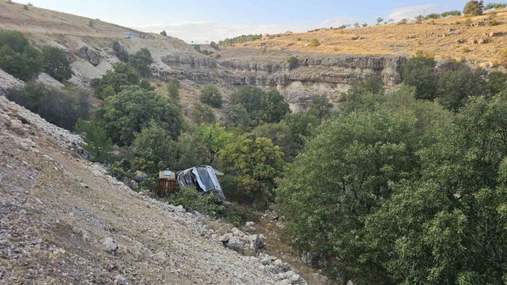 Kamyonet Şarampole Yuvarlandı, Sürücü Yaralandı