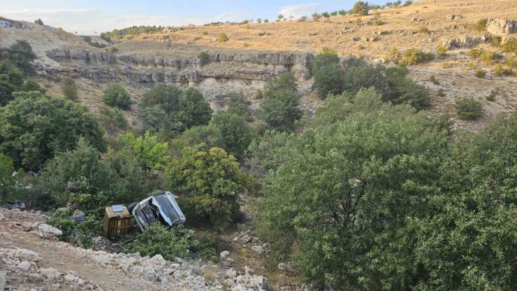 Kamyonet Şarampole Yuvarlandı, Sürücü Yaralandı