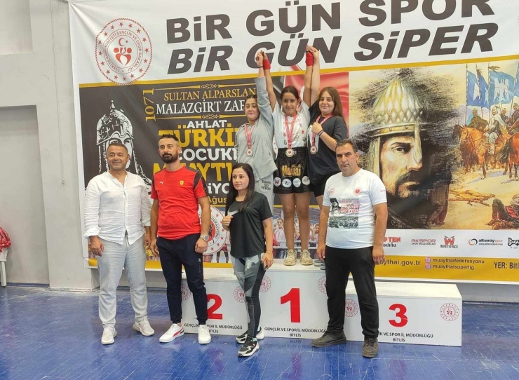 Sporcu Özlem Yanak, Muaythaide Birinci Oldu