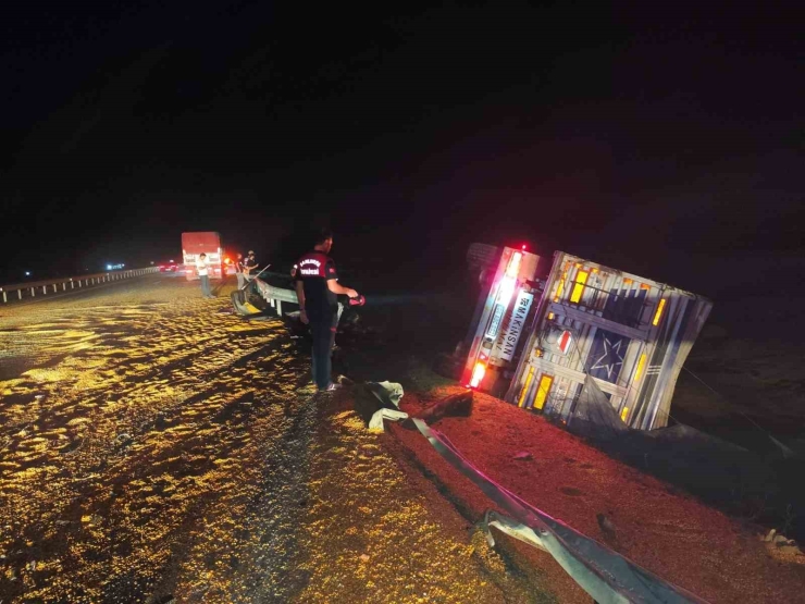 Kum Yüklü Tıra, Mısır Yüklü Tır Çarptı: 2 Yaralı