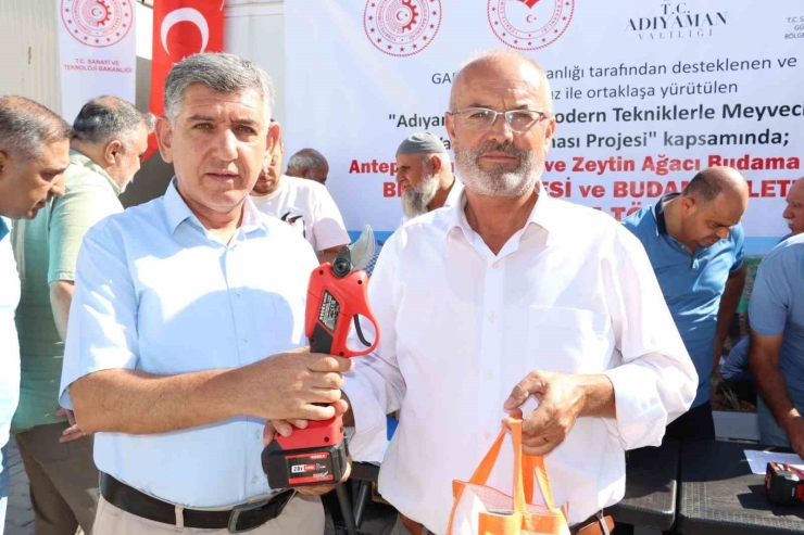 Adıyaman’da 46 Çiftçiye Akülü Budama Makası Hibe Edildi