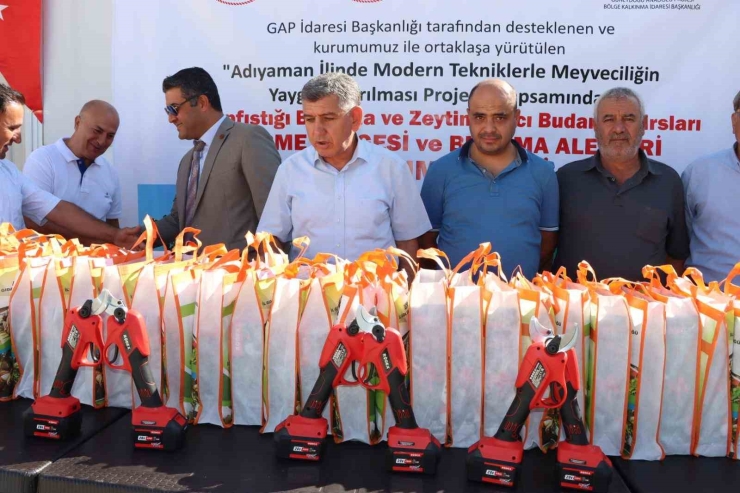 Adıyaman’da 46 Çiftçiye Akülü Budama Makası Hibe Edildi