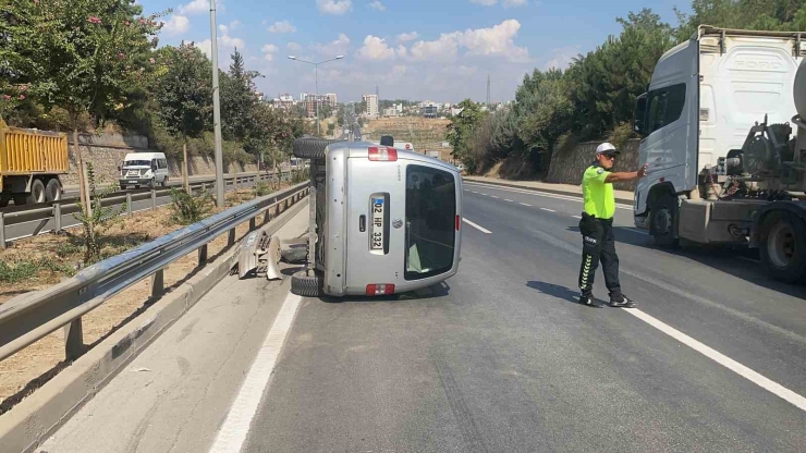 Bariyerlere Çarparak Takla Attı: 1 Yaralı