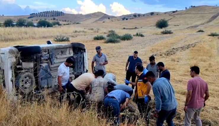 Hafif Ticari Araç Takla Attı: 2 Yaralı
