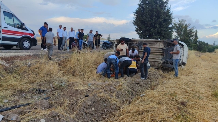 Hafif Ticari Araç Takla Attı: 2 Yaralı