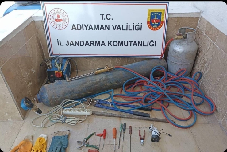 Tren Raylarını Çalmaya Çalışırken Yakalandılar
