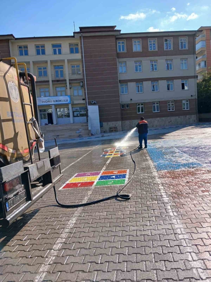 Battalgazi’de Okul Bahçeleri Temizlendi