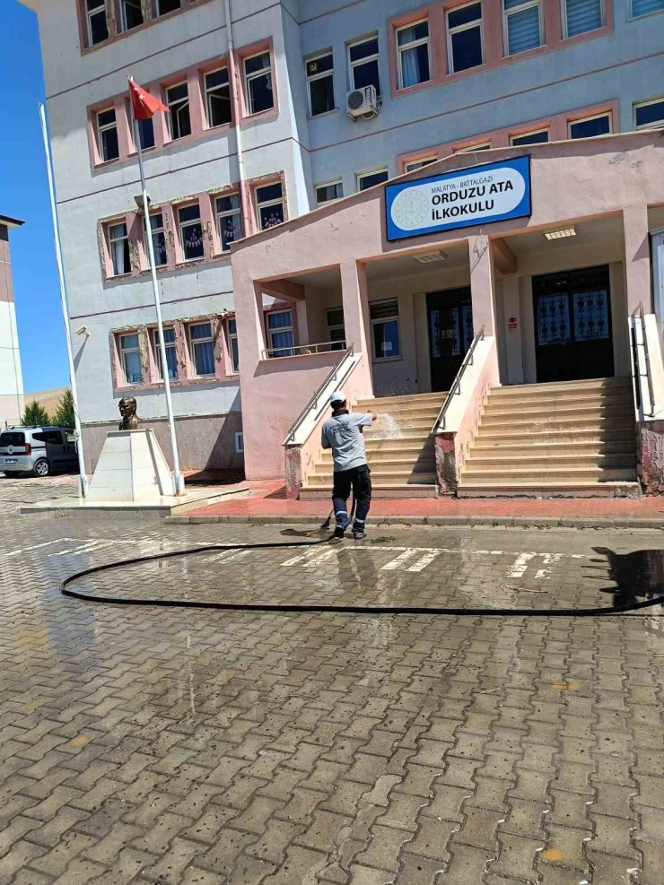 Battalgazi’de Okul Bahçeleri Temizlendi