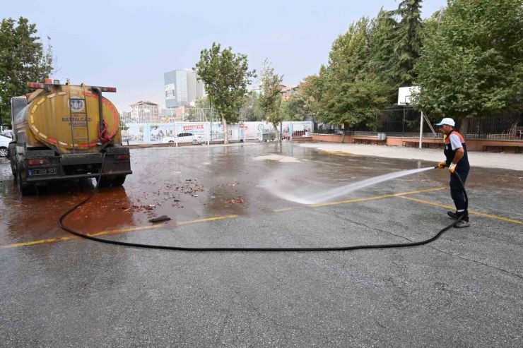 Battalgazi’de Okul Bahçeleri Temizlendi