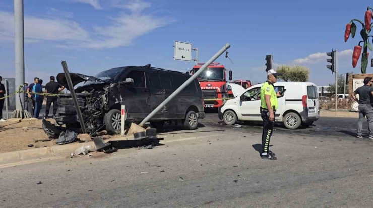 Gaziantep’te 4 Kişinin Yaralandığı Kaza Güvenlik Kamerasında
