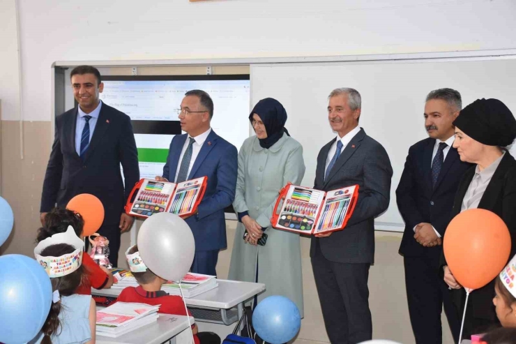 Şahinbey Öğrencilere 140 Bin Adet Hediye Seti Dağıttı